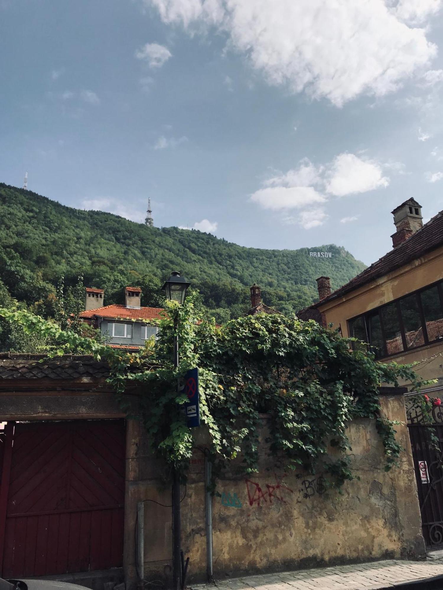 Gorgeous Brasov Flat With Patio And Mountain Views Apartment Exterior foto