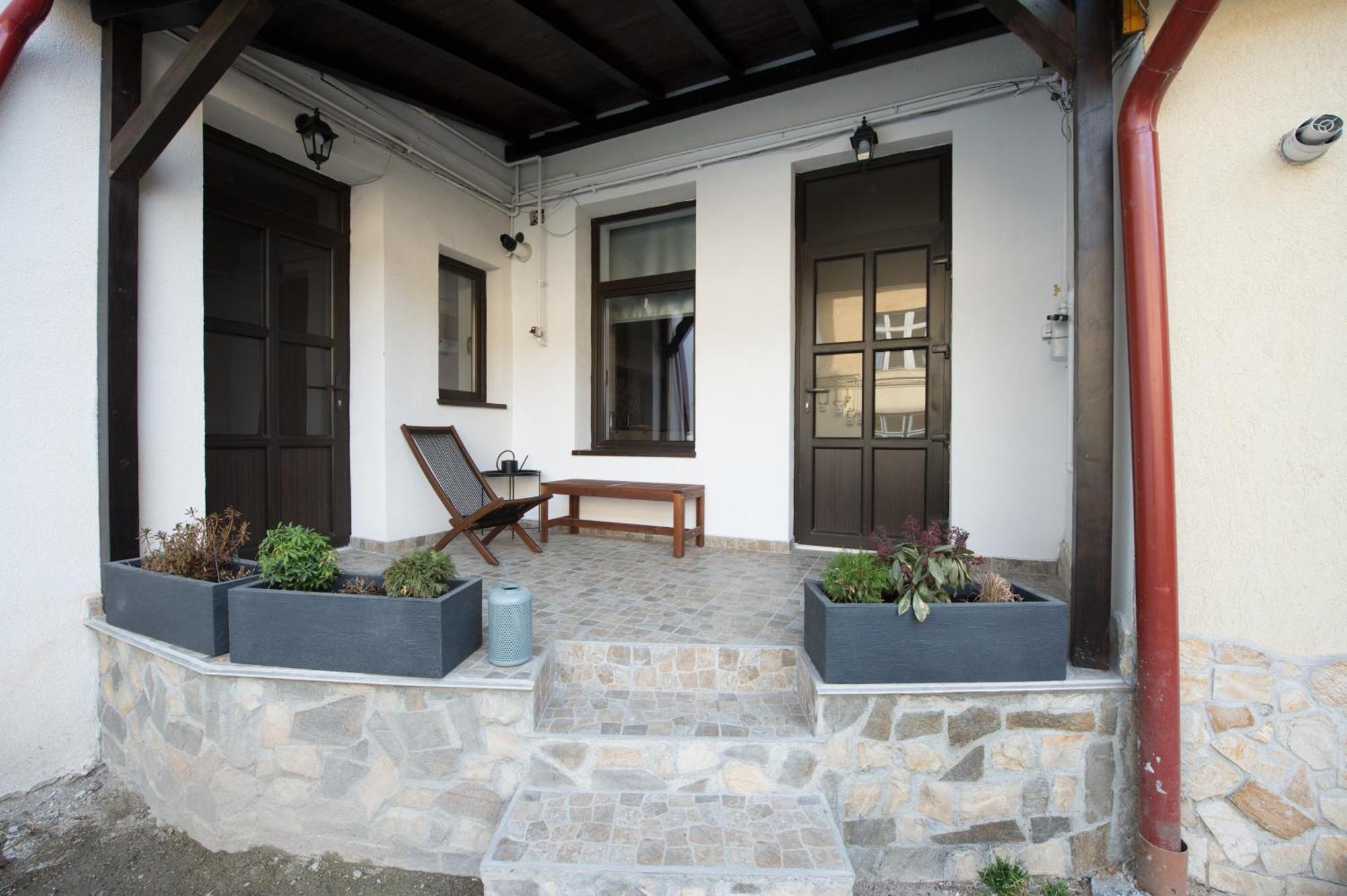 Gorgeous Brasov Flat With Patio And Mountain Views Apartment Exterior foto